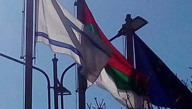 Вдигнаха българският трибагреник наобратно като във военно време