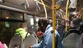 Мургав мъж порка мастика и замезва в столичен автобус