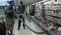 Вместо кисело мляко, клиентка в супермаркет изтегли огромна змия