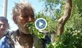Мъж се храни с листа и клони вече 25 години