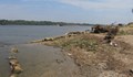 Деца чистят брега на река Дунав в Русе