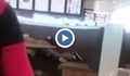 Влюбени младежи се награбиха на маса за бързо хранене в МОЛ