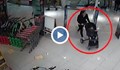 Нагла кражба на детска количка от магазин