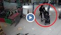 Нагла кражба на детска количка от магазин