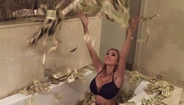 Вана пълна с долари, скъпарски яхти, частни самолети ...