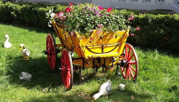 Красивата каручка, обсипана с пролетни цветя е дарение от православни християни