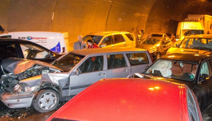 Пет автомобила са се блъснали след тунел „Витиня" / Снимката е илюстративна