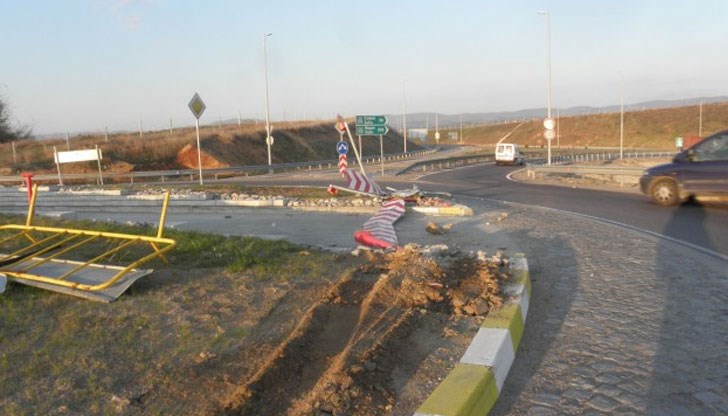 Товарен автомобил "отхапа" парче от кръгово кръстовище край Кочериново