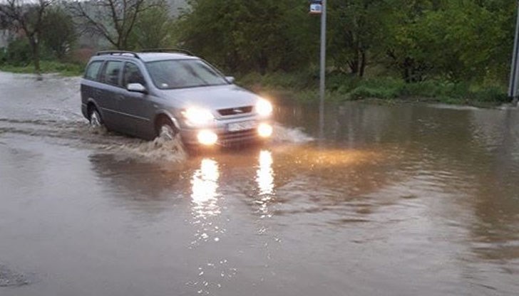 Улиците се превърнаха в реки, колите закъсват