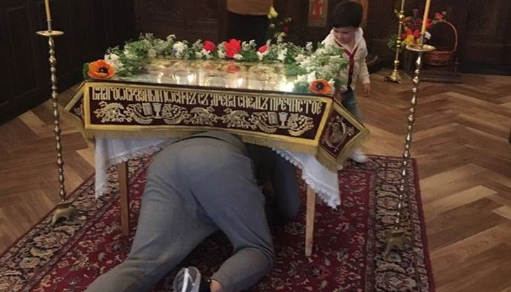 Евродепутатът спази християнските канони и мина под масата заедно със сина си