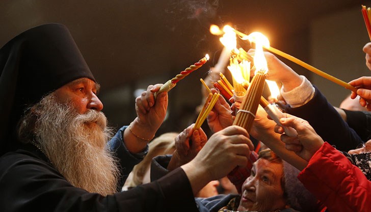 Благодатният огън пристига в епархията чрез Румънската православна църква