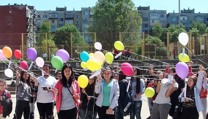 Вчера повече от 100 ученици от СУ „Васил Левски“, Русе взеха участие във флашмоб, проведен в двора на училището
