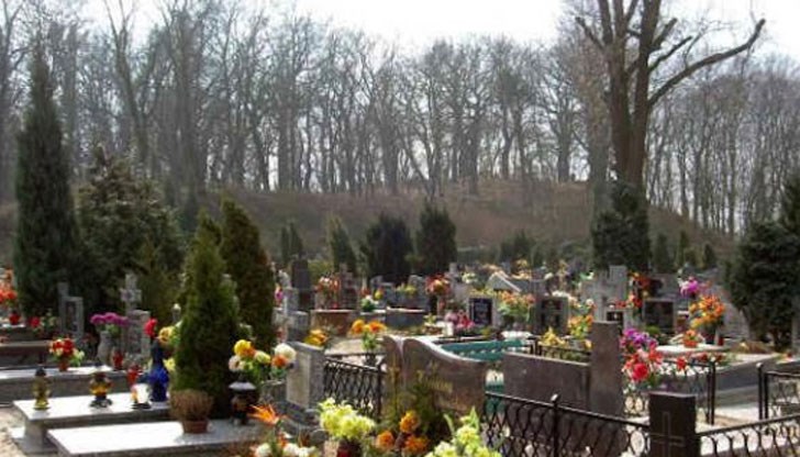 Тази година, църквата поиска всички вярващи да не слагат изкуствени цветя на гробищата по една единствена причина