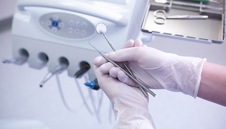 А козметички бодат силиконово олио в устните на свои клиентки А козметички бодат силиконово олио в устните на свои клиентки