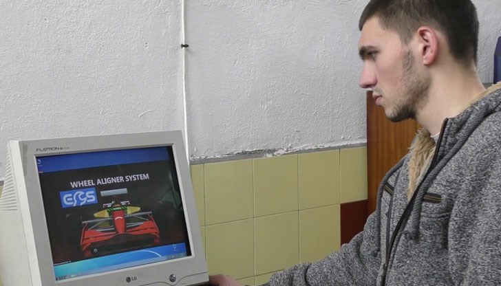 Имам по-малка сестра, за която най-вече се боря. Работя от близо 2 години Имам по-малка сестра, за която най-вече се боря. Работя от близо 2 години