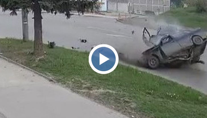 На смразяващото видео се вижда как двата автомобила се удрят челно