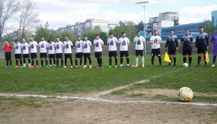 „Железничарите“ излязоха на терена на стадион „Дунав“ със специални фланелки в памет легендата на русенския футбол