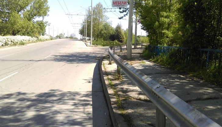 Може би пази пешеходците да не ходят по тротоара?!