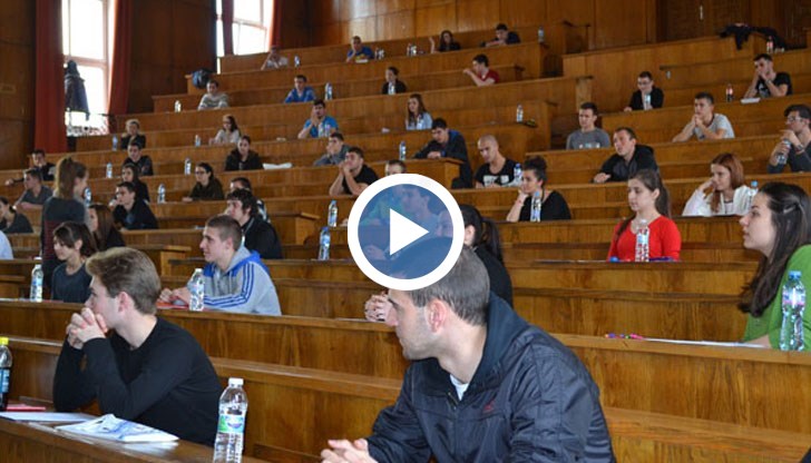 За първи път от тази година кандидат-студентите се явяват на изпит от две части - тест с 50 въпроса и есе