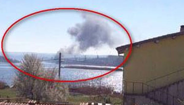 Стана ясно, че е избухнал огромен пожар, който се гаси от кораб