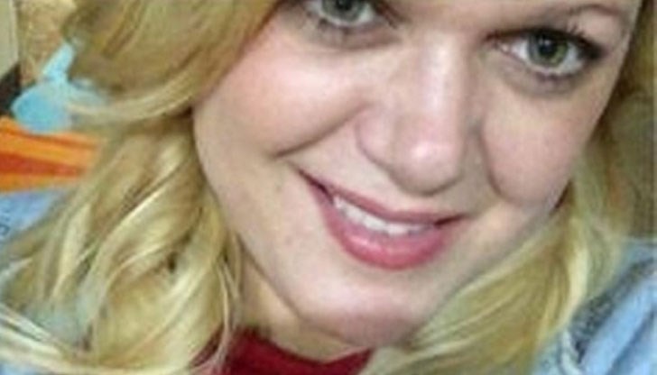 37-годишната жена е омъжена и има две деца, а вече е разследвана за изпращането на свои голи снимки на трима ученици