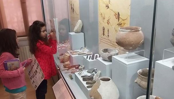 Малките откриватели ще се превъплътят в търсачи на съкровища, ще научат повече за праисторическите хора и техния начин на живот, ще решават задачи с римски цифри Малките откриватели ще се превъплътят в търсачи на съкровища, ще научат повече за праисторическите хора и техния начин на живот, ще решават задачи с римски цифри