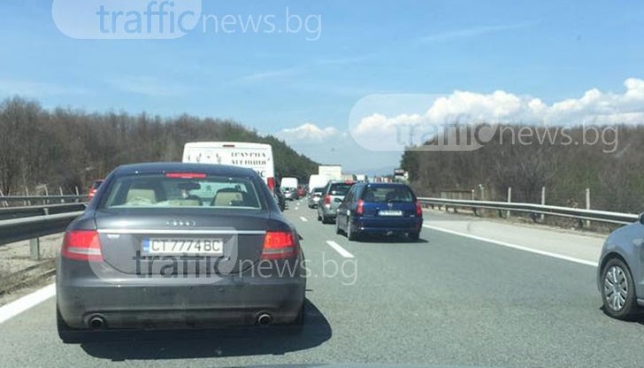 Близо 20-километрова колона се е извила между Пловдив и София