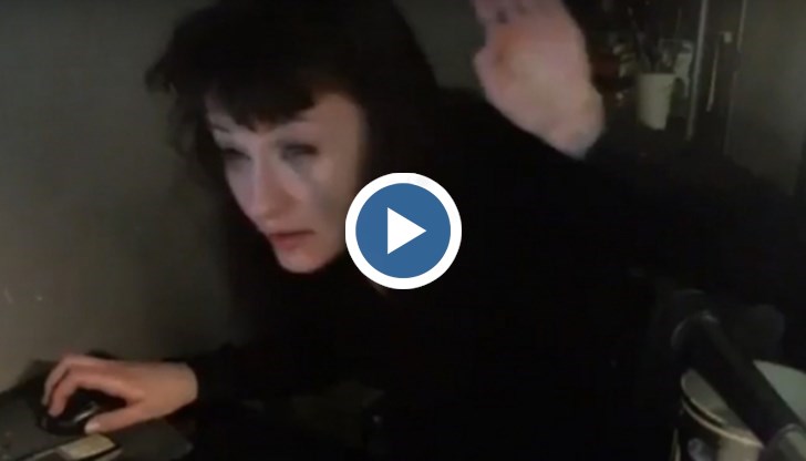 Тя удря с чук по клавиатурата, а блогърката я моли да не чупи техниката