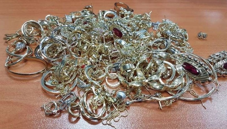 Открити са 164 чифта обеци, 113 пръстена, 123 медальона, 70 гривни, и 149 синджира по телата на румънец и румънка