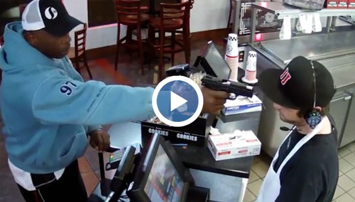 Вижте какво самообладание запази служителят, заплашен с оръжие