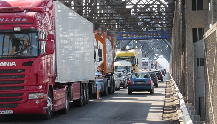 На ГКПП „Дунав мост“ - Русе има образувана колона от 4 км от товарни автомобили на изход и 3 км на вход