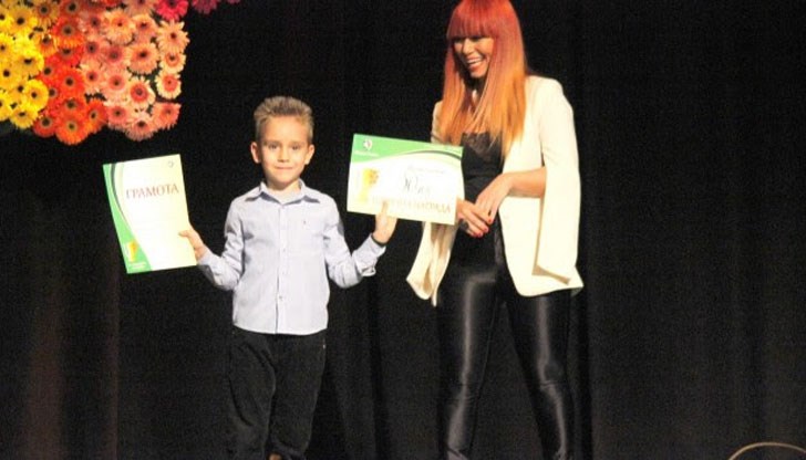 Младите певци бяха оценявани от известните изпълнители Тони Димитрова и Теди Кацарова, както и от композиторите Хайгашод Агасян и Светослав Лобошки