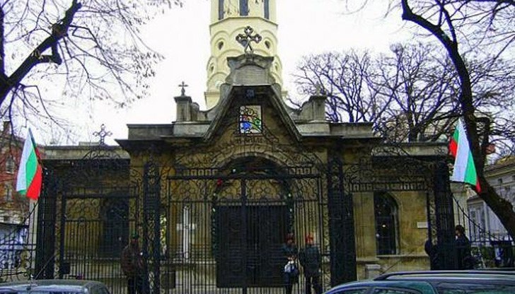 Очаква се към 22:00 часа огънят да пристигне от Гюргево, частица от него ще бъде в храм „Света Троица” Очаква се към 22:00 часа огънят да пристигне от Гюргево, частица от него ще бъде в храм „Света Троица”