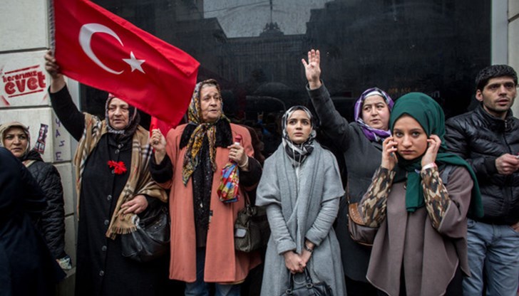 Демокрацията умря в неделя