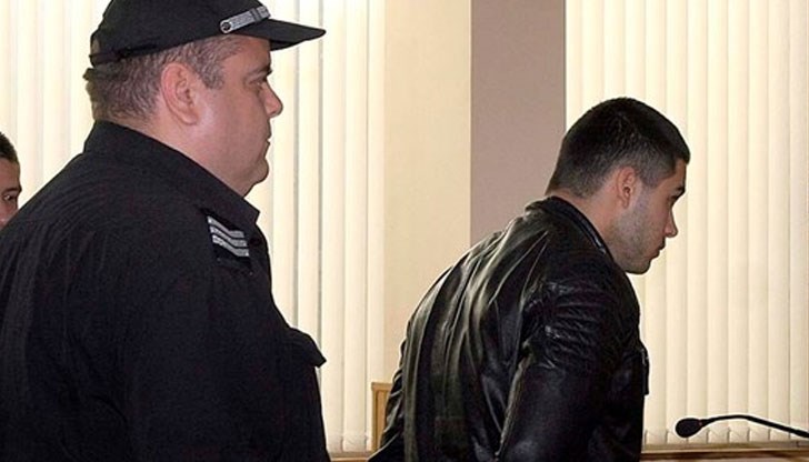 Той е помолил двама приятели да му помогнат да ремонтира веднага джипа Той е помолил двама приятели да му помогнат да ремонтира веднага джипа