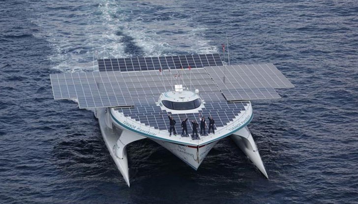 Катамаранът идва от Галац /Румъния/ и това е третото му пристанище по река Дунав