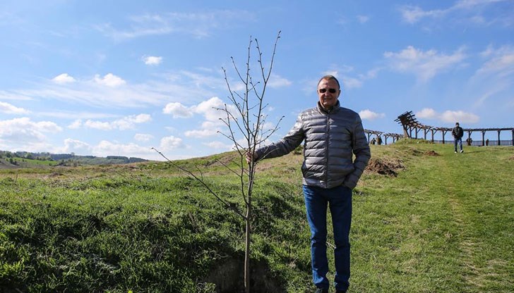 Новият-стар русенски депутат се похвали, че сади дръвчета в Батин