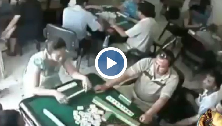 Играчи на домино бяха нападнати по време на игра от мъже с брадви