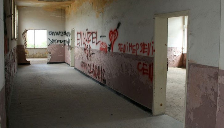 Плачевната гледка на изоставените български училища - призраците на едно минало