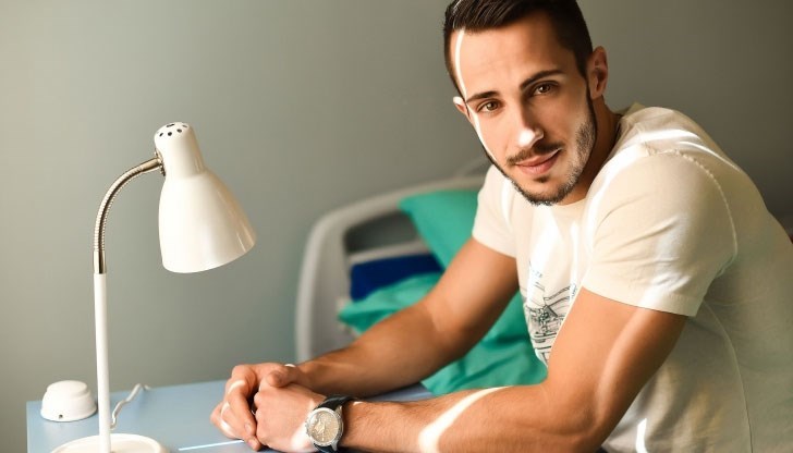 Актьорът от години е влюбен до уши в ученическата си приятелка Теа