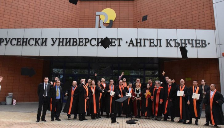Ректорът на Русенския университет връчи дипломите на 26 завършили студенти