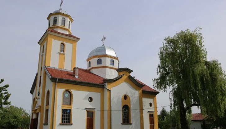Русенският Митрополит Наум и свещеници отслужиха литургия в обновената църква „Св. Архангел Михаил“
