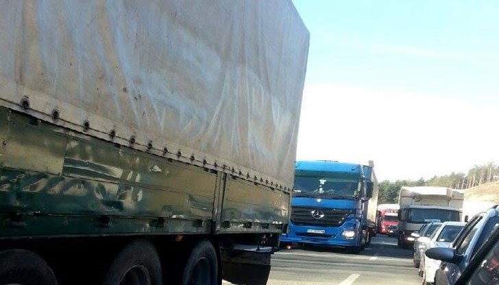 Три автомобила са се ударили до първия тунел от Перник към София