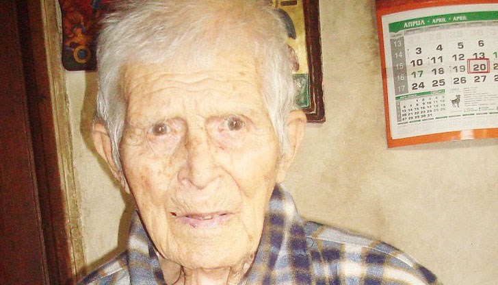 През целия си живот дядо Димитър не се е разделял с обущарския чук и калъп и твърди, че това е осмислило живота му. През целия си живот дядо Димитър не се е разделял с обущарския чук и калъп и твърди, че това е осмислило живота му.