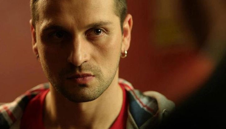 Всяка сутрин се събуждам с идеята, че това е абсолютно неправилно, споделя актьора Александър Сано Всяка сутрин се събуждам с идеята, че това е абсолютно неправилно, споделя актьора Александър Сано