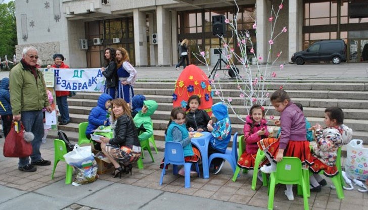 Близо 120 деца се събраха на площад "Свобода" за изработването на великденска украса