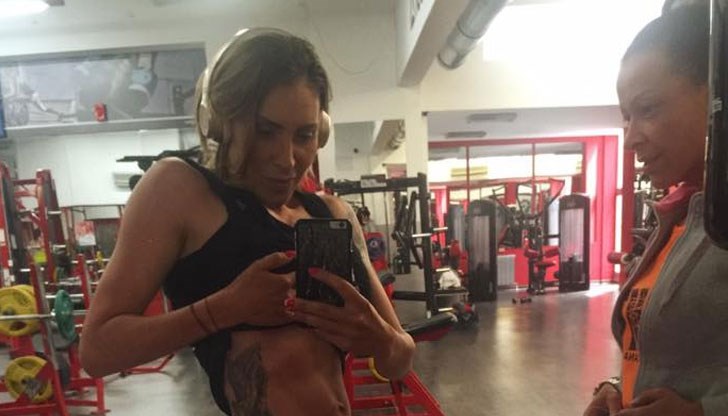 Плеймейтката роди само преди няколко месеца,  вижте какъв корем показа