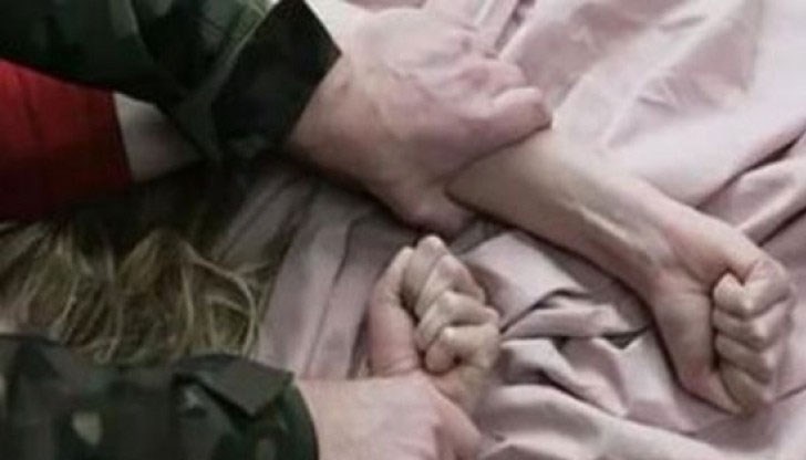 Полицаите спасили 73-годишния изверг от линч Полицаите спасили 73-годишния изверг от линч