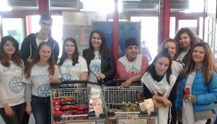 Интеракт клуб Русе и БЧК проведоха Великденска благотворителна кампания "Купи и Дари"