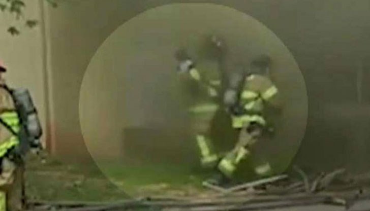 Бащата пуснал детето си от втория етаж, за да го спаси Бащата пуснал детето си от втория етаж, за да го спаси